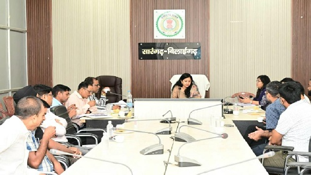 CG : सारंगढ़ नगरपालिका के विकास कार्यों का कलेक्टर ने की समीक्षा …