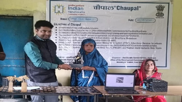 CG : कलेक्टर के मार्गदर्शन में छह गांवों तक पहुंची हस्तशिल्प विकास योजनाएं …