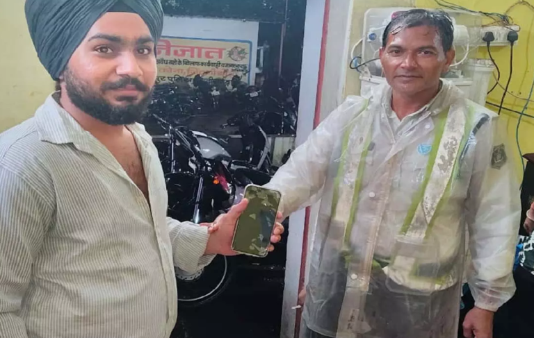 CG : सड़क पर मिला कीमती iPhone, ट्रैफिक पुलिस ने तलाश कर असली मालिक को लौटाया …