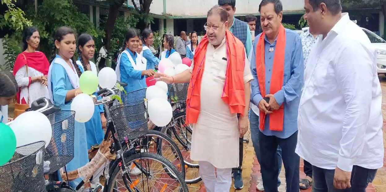 CG : संत कंवर राम स्कूल में छात्राओं को साइकिल का वितरण …