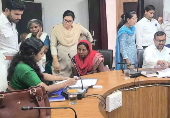 CG : जिला पंचायत CEO अनुपमा आनंद ने कलेक्टर जनदर्शन में आमजनों की सुनी समस्याएं …