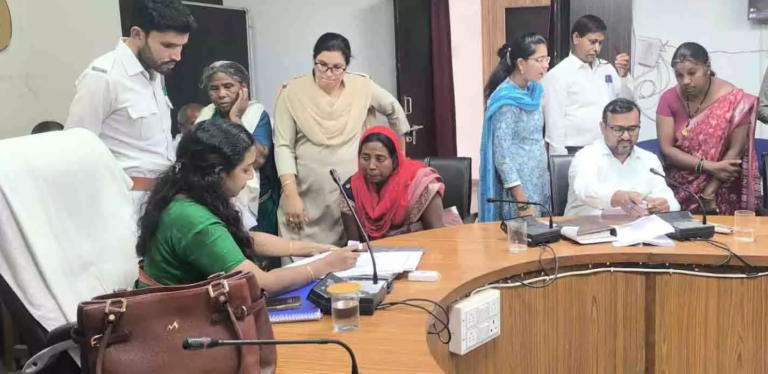 CG : जिला पंचायत CEO अनुपमा आनंद ने कलेक्टर जनदर्शन में आमजनों की सुनी समस्याएं …