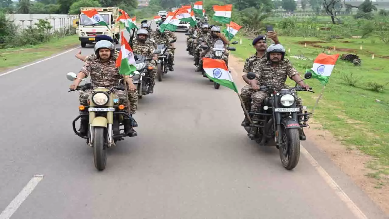 CG : छत्तीसगढ़: CRPF 211 वाहिनी की भव्य तिरंगा यात्रा ने जगाई देशभक्ति की भावना …