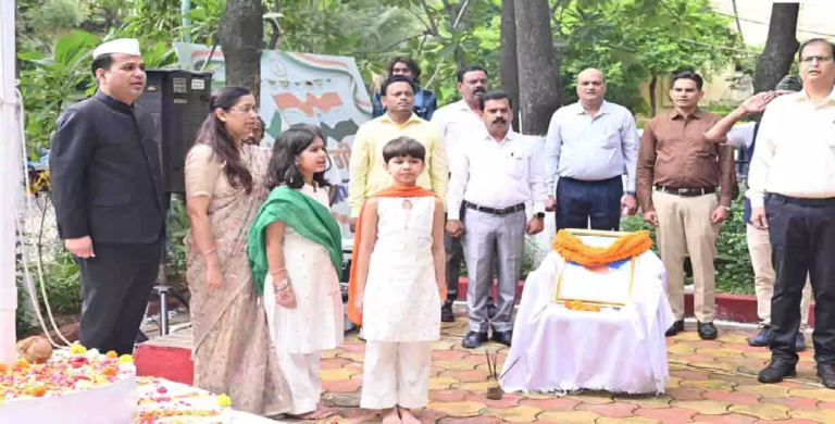 CG : कलेक्टोरेट परिसर में ध्वजारोहण कर कलेक्टर ने दी स्वतंत्रता दिवस की बधाई …