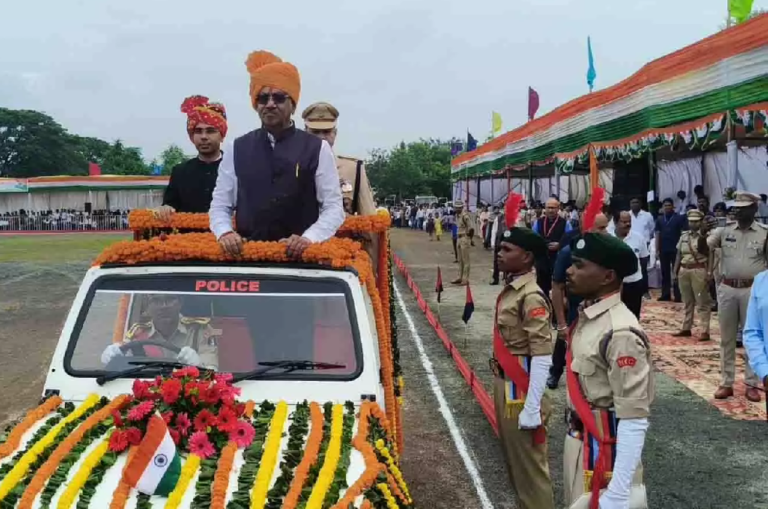 CG : रायपुर सांसद बृजमोहन अग्रवाल ने किया ध्वजारोहण, शहीदों के परिजनों का किया गया सम्मान …