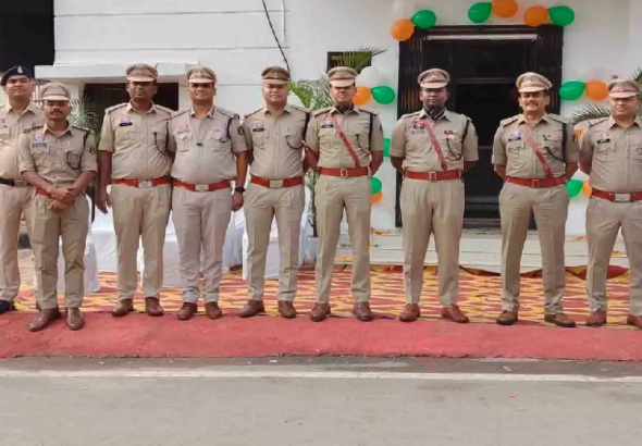 CG : पश्चिम क्षेत्र पुलिस कार्यालय में तिरंगे को सलामी देकर मनाया स्वतंत्रता दिवस …