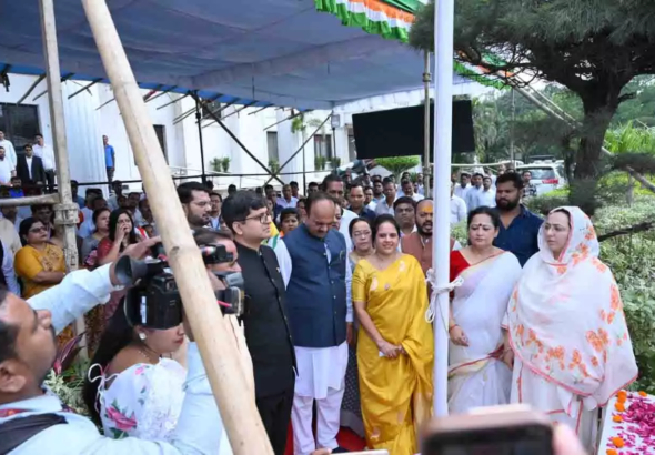 CG : नगर निगम मुख्यालय में महापौर मीनल चौबे ने फहराया राष्ट्रध्वज …
