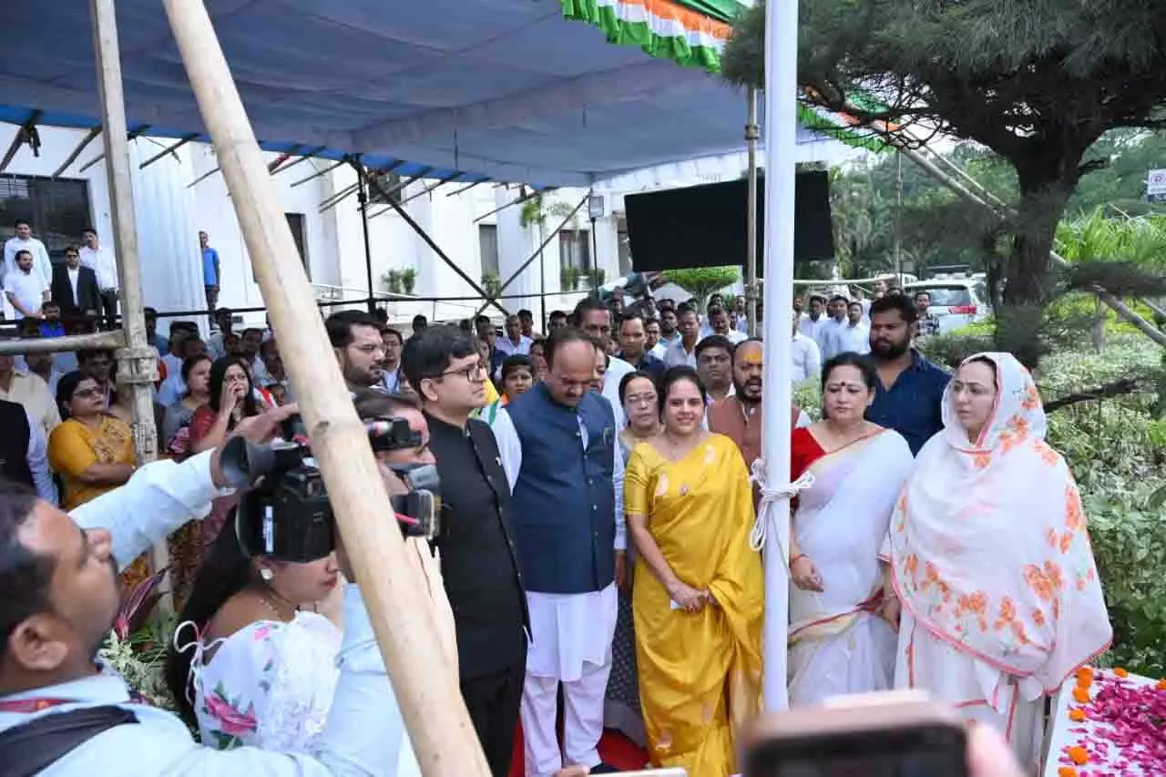 CG : नगर निगम मुख्यालय में महापौर मीनल चौबे ने फहराया राष्ट्रध्वज …