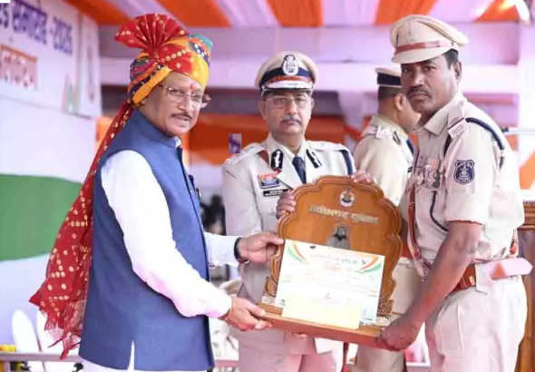 CG : उत्कृष्ट सेवा के लिए सम्मानित हुए पुलिस अधिकारी-कर्मचारी, IG रामगोपाल सहित 10 अधिकारियों को भारतीय पुलिस पदक …