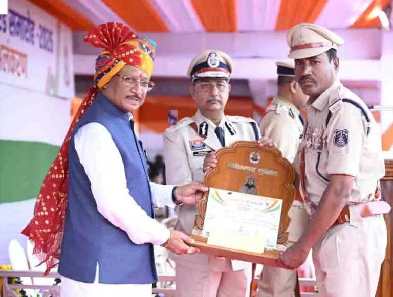 CG : उत्कृष्ट सेवा के लिए सम्मानित हुए पुलिस अधिकारी-कर्मचारी, IG रामगोपाल सहित 10 अधिकारियों को भारतीय पुलिस पदक …