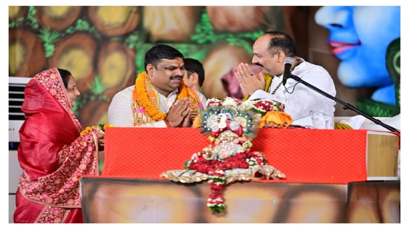 CG : प्रदीप मिश्रा की कथा सुनने पहुंचे शिक्षा मंत्री गजेन्द्र यादव …