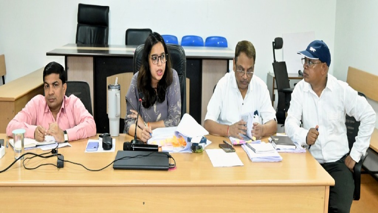 CG : नागरिक सुविधाओं और विकास कार्यों में तेजी लाने आयुक्त ने ली समीक्षा बैठक …
