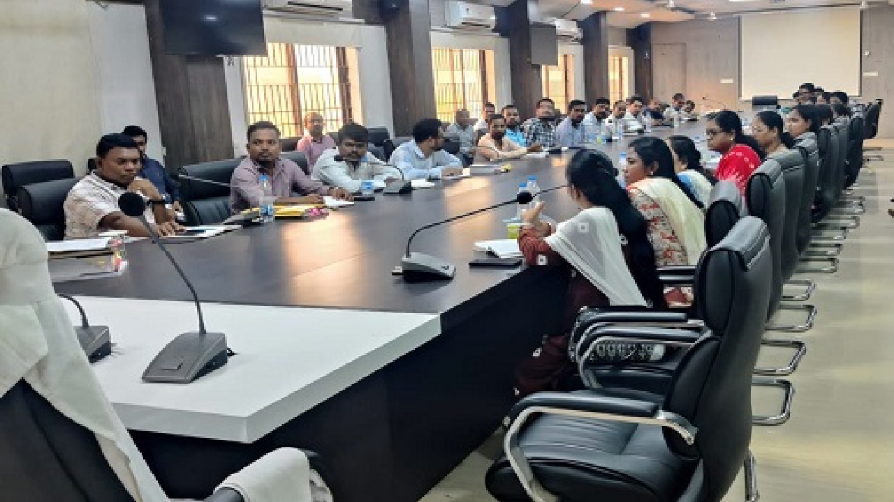 CG : अपर कलेक्टर की अध्यक्षता में राजस्व कर्मचारियों को मिला प्रशिक्षण …