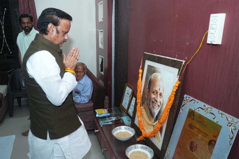 उपमुख्यमंत्री राजेंद्र शुक्ल ने स्व. पारस जैन के निवास पहुंचकर परिजनों से की भेंट, व्यक्त की शोक संवेदना