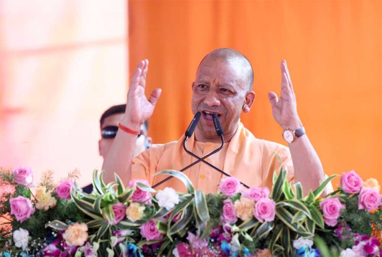 महापुरुषों के वेश में सजे बच्चों से उनकी पढ़ाई के बारे में पूछा और दी चॉकलेट