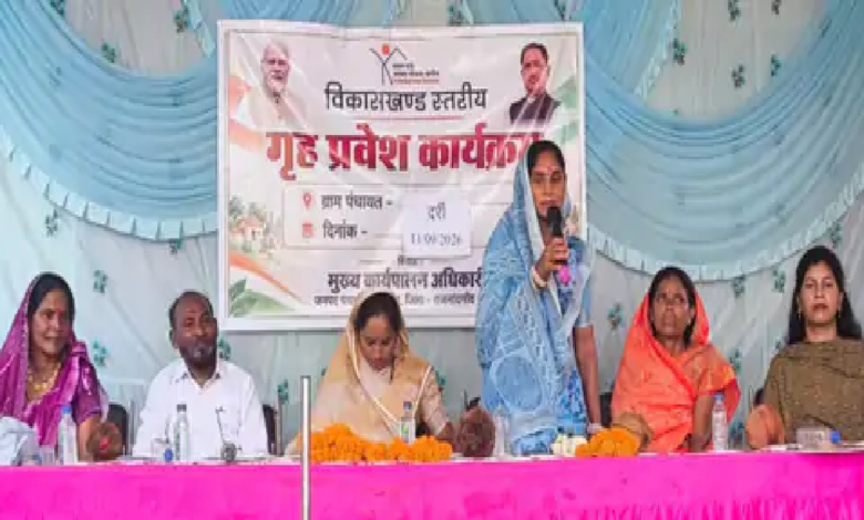 राजनांदगांव : हितग्राही को प्रतीकात्मक चॉबी देकर सम्मानित किया…
