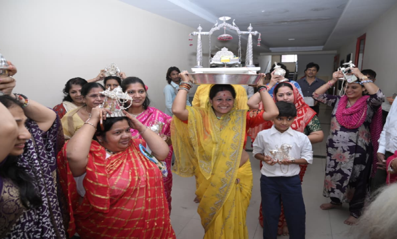 CG : बाजे कुण्डलपुर में बधाई वीर जन्मे महावीर जन्मे : पालना की भक्ति में गूंजे वीर प्रभु के गीत…