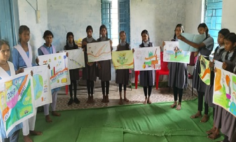 CG : 2034 स्कूलों में चित्रकला व भाषण प्रतियोगिताओं का सफल आयोजन’…