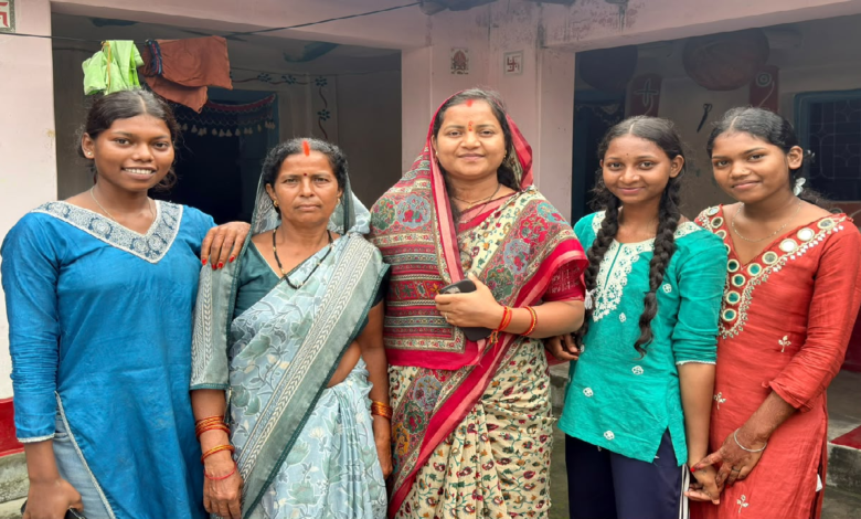 CG : मंत्री लक्ष्मी राजवाड़े पहुंचीं ग्राम कुंजनगर, महिलाओं से किया आत्मीय संवाद