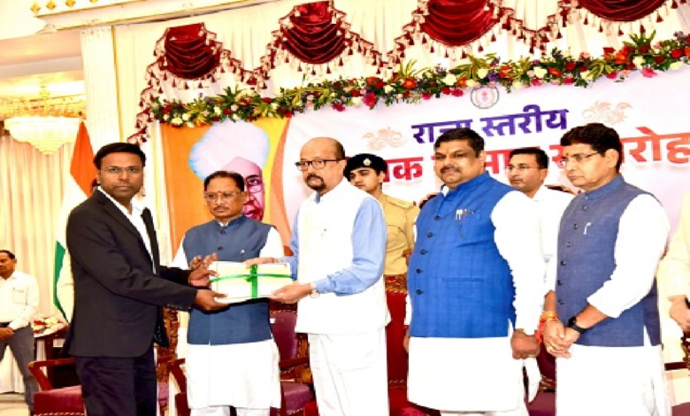 CG : राज्यपाल पुरस्कार से सम्मानित हुए सूरजपुर के शिक्षक गोपाल सिंह और योगेश साहू…