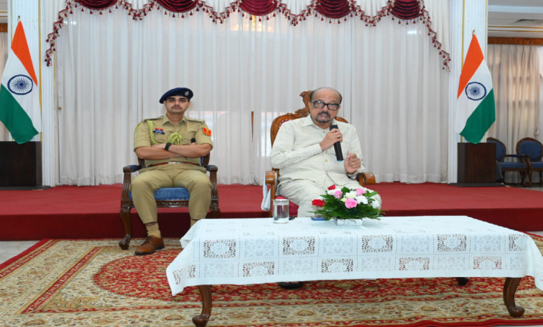 CG : राज्यपाल डेका ने विद्यार्थियों से किया संवाद, दिए सफलता के मंत्र