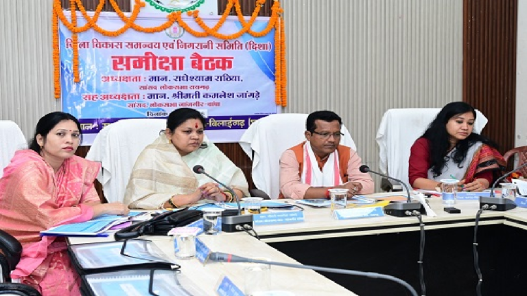 CG : विभागीय योजनाओं का ज्यादा से ज्यादा प्रचार प्रसार करने सांसद कमलेश जांगड़े ने दिए निर्देश...