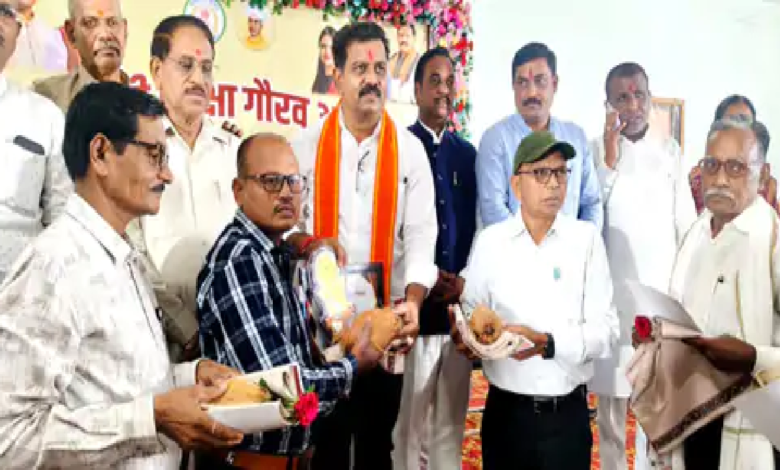 राजनांदगांव : बोटेसुर प्राइमरी स्कूल के शिक्षक चिंताम​िण को शिक्षादूत पुरस्कार …