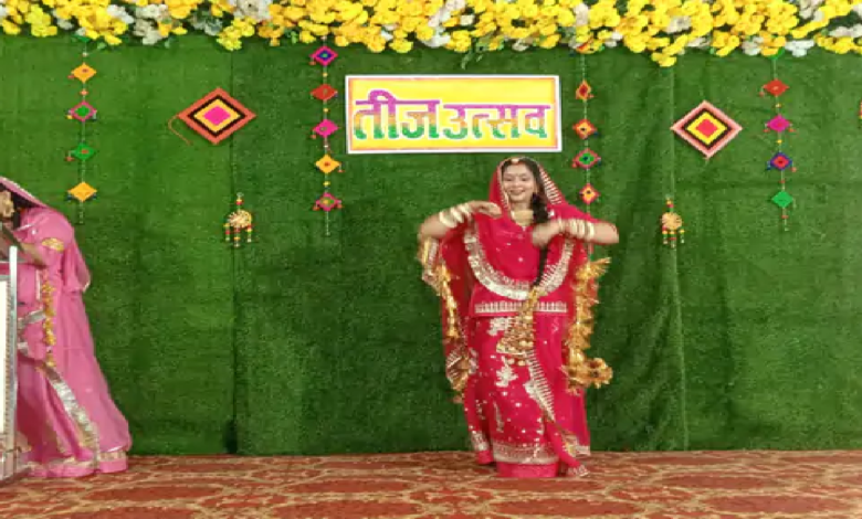 राजनांदगांव : तीज महोत्सव: पारंपरिक परिधानों में सजीं महिलाएं, सांस्कृतिक प्रस्तुति दी …