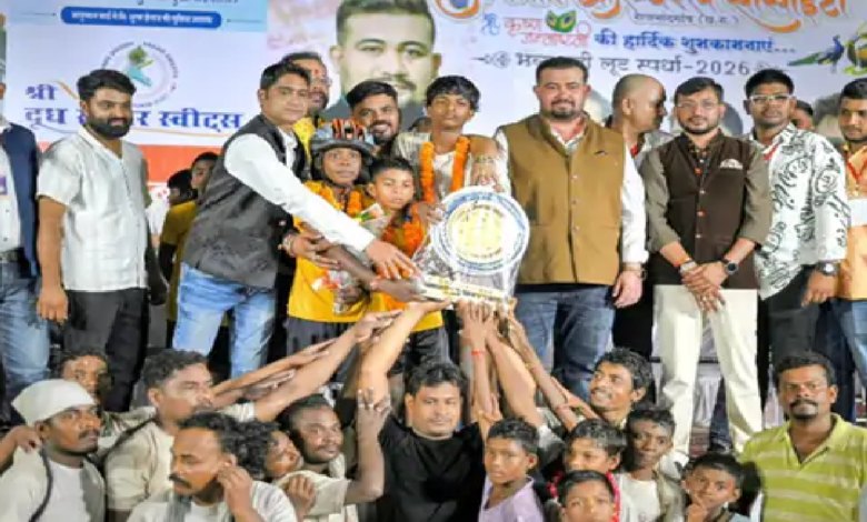 राजनांदगांव : महोत्सव: दही हांडी देखने उमड़े लोग, कौड़ीकसा की टोली ने लूटी हांडी …