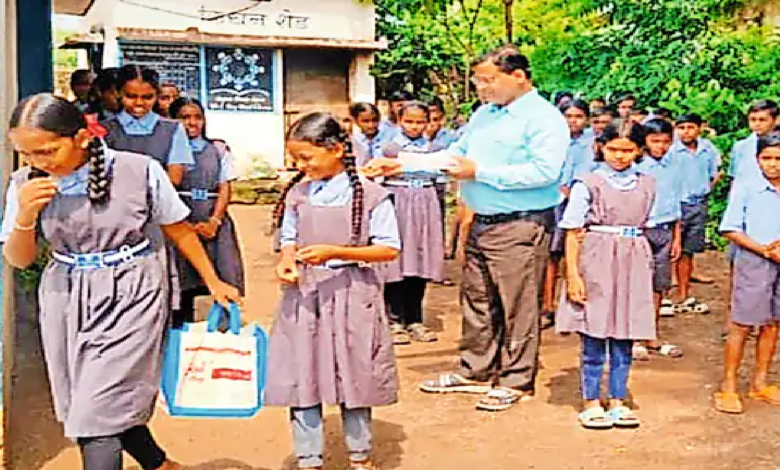 राजनांदगांव : ज्ञानदीप सम्मान मिलने पर खिलाई मिठाई ...
