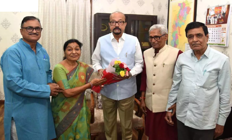 CG : राज्यपाल रमेन डेका से छत्तीसगढ़ी भाषाविदों ने की भेंट…