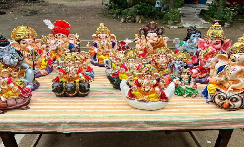 CG : रायपुर जेल में बंदियों की अनूठी पहल, मिट्टी और बीजों से तैयार की गणेश प्रतिमाएं …