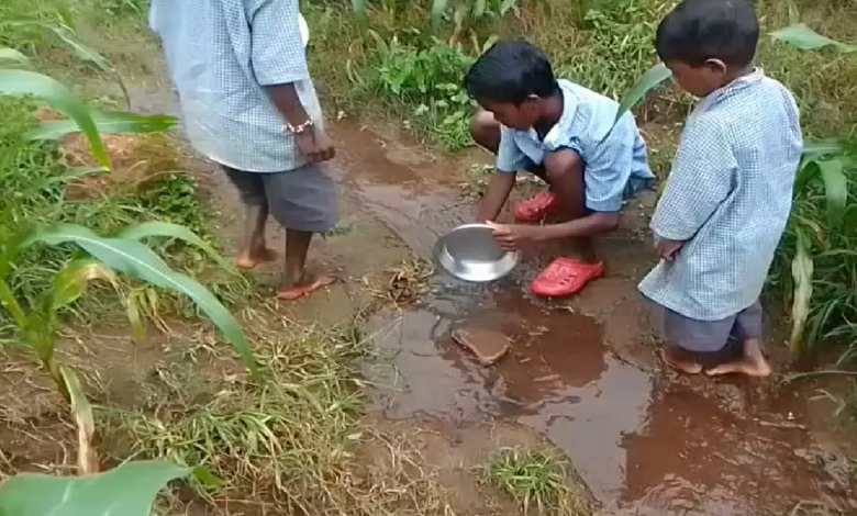 CG : मासूमों की सेहत से खिलवाड़, स्कूल का हैंडपंप खराब बच्चे पी रहे गंदा पानी …