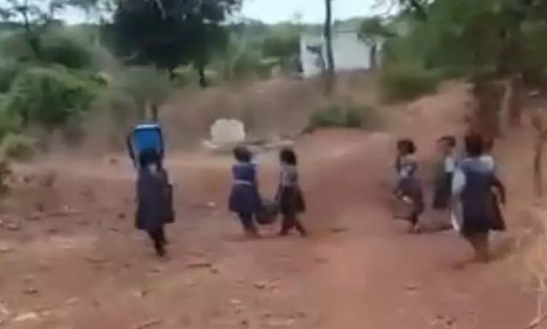 CG : पढ़ने आए मासूमों से धुलवाए जा रहे बर्तन, VIDEO ने खोल दी स्कूल की व्यवस्था की पोल …