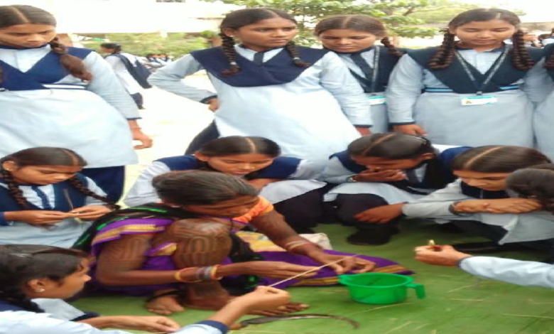 CG : बैगा संस्कृति को सहेजने की अनूठी पहल, बच्चों को मिला बीरन हस्तशिल्प का प्रशिक्षण …