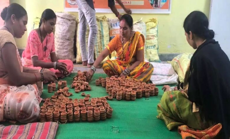 CG : महासमुंद में समूह की दीदियां गढ़ रहीं संकल्प के दीये …