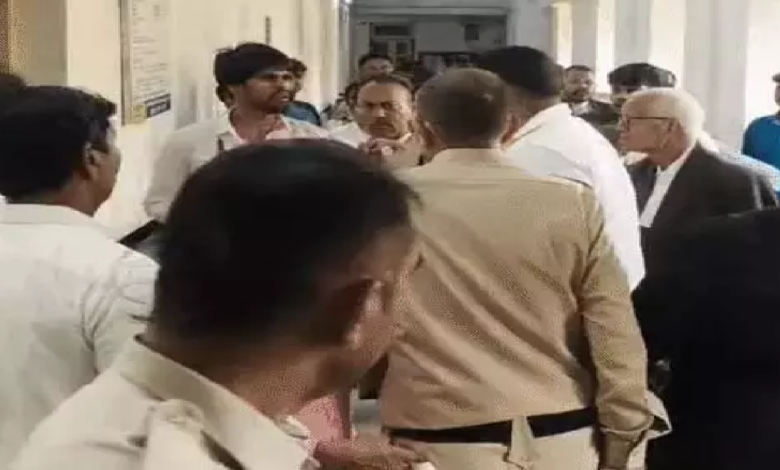 CG : बिलासपुर कोर्ट परिसर में दो वकील के बीच हुई मारपीट, पुलिस ने क्या बताया? …