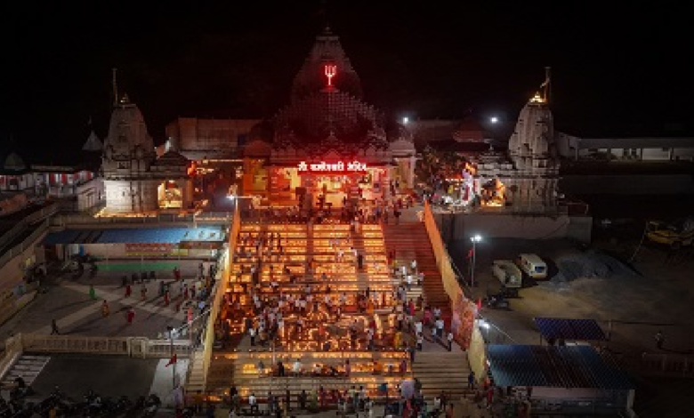 राजनांदगांव : आशीर्वाद का दीया से जगमगाया मां बम्लेश्वरी मंदिर प्रांगण…