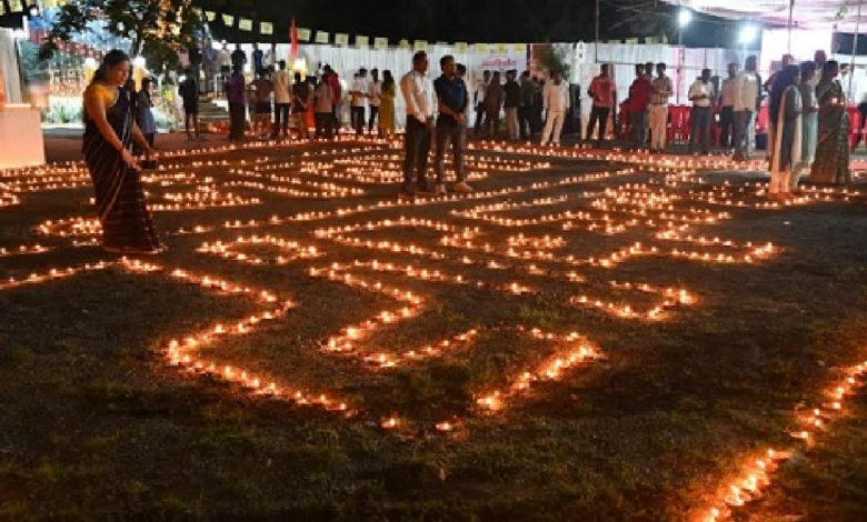 CG : महासमुंद में जले 6 लाख दीप, सेवा और सुशासन के संकल्प से जगमगाया जिला…