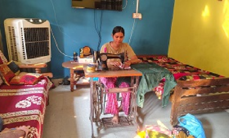 CG : अंत्योदय योजना से मिला संबल, आरती के घर से चल रहा सिलाई का काम…
