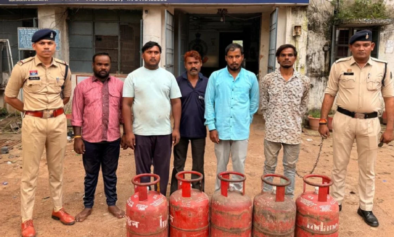 CG : खड़ी गाड़ी से 36 सिलेंडर पार, 2-2 हजार में बेचते थे; गिरोह के 8 आरोपी गिरफ्तार …