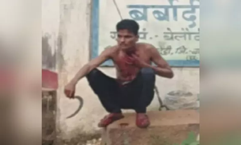 CG : हसिए से खुद को घायल कर खून से लथपथ गांव में घूमता रहा युवक, कही यह बात …