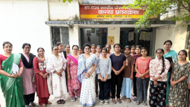 राज्य महिला आयोग की अध्यक्ष डॉ. ममता साहू ने किया कन्या छात्रावास का औचक निरीक्षण ...