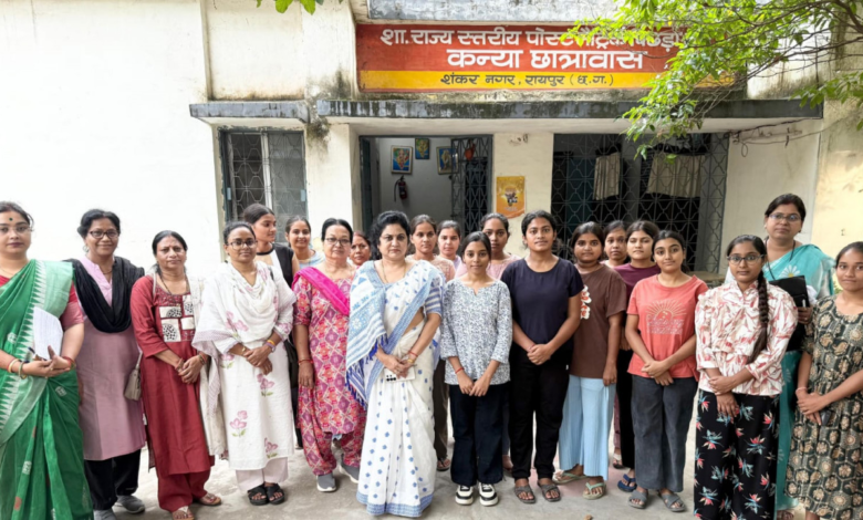राज्य महिला आयोग की अध्यक्ष डॉ. ममता साहू ने किया कन्या छात्रावास का औचक निरीक्षण ...