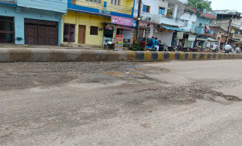 राजनांदगांव : चिखली में सड़क को समतल करने की जरूरत है, दो स्थानों पर ज्यादा खराब…
