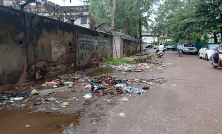 राजनांदगांव : रोड के किनारे कचरा डंप बीमारी फैलने का खतरा…