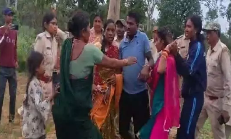 CG : जंगल में गरमाया माहौल, ग्रामीणों ने वन टीम को घेरा …