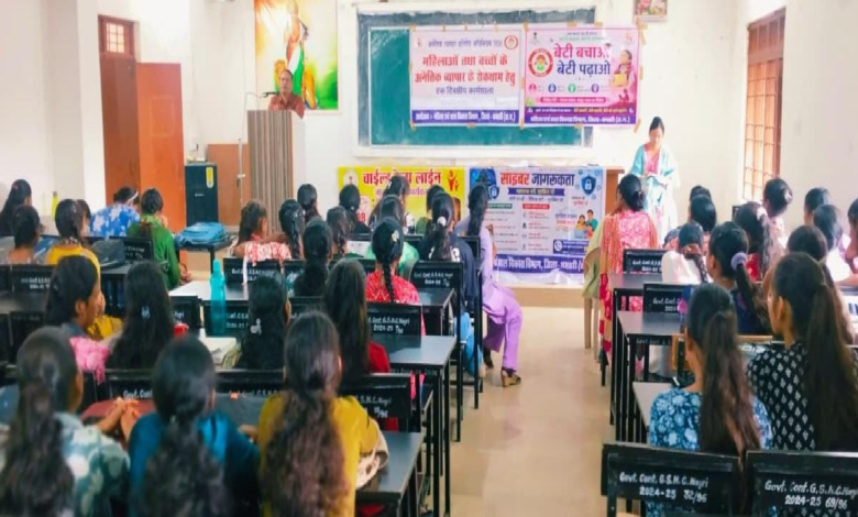 धमतरी में सेवा संकल्प अभियान : नगरी महाविद्यालय के युवाओं को दी गई बाल अधिकारों, साइबर सुरक्षा व ‘1098’ हेल्पलाइन की जानकारी ...
