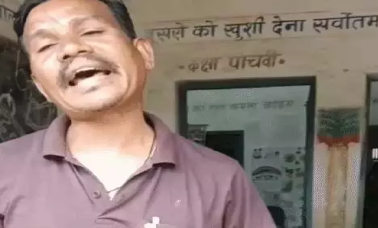 CG : नशे में स्कूल पहुंचा हेडमास्टर, बोला- जहां शिकायत करना है कर लो …