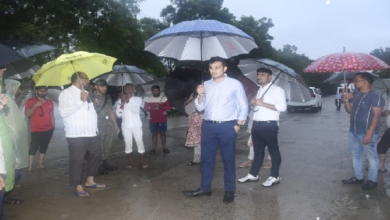 CG : बाढ़ प्रभावित गांवों में पहुंचे सीईओ जयंत नाहटा, ग्रामीणों से सुरक्षित स्थानों पर जाने की अपील …